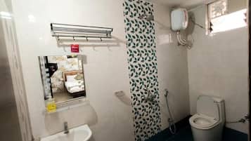 Deluxe Room, Balcony | Bathroom