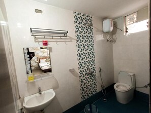 Deluxe Room, Balcony | Bathroom | Slippers, towels, soap, shampoo - Stayvilla Royal (Ranchi)