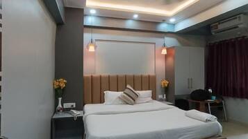 Quarto luxo, sacada | Ferros/tábuas de passar roupa, Wi-Fi de cortesia