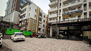 Η είσοδος ενός ξενοδοχείου με μια πινακίδα που αναγράφει «Hotel Stay Villa» και «Sharma's Vaishno Devi AP».