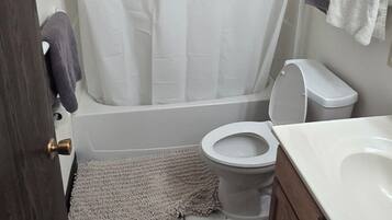 Håndklær, såpe og toalettpapir