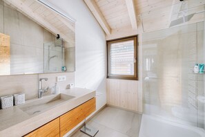 Shower, hair dryer, towels, soap - Riverside Chalet Dreitorspitz - with infrared sauna, mountain views (Garmisch-Partenkirchen)