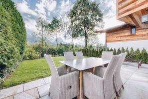 Outdoor dining - Riverside Chalet Dreitorspitz - with infrared sauna, mountain views (Garmisch-Partenkirchen)