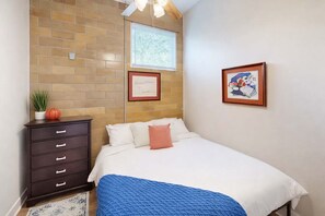 1 dormitorio, tabla de planchar con plancha, wifi y ropa de cama