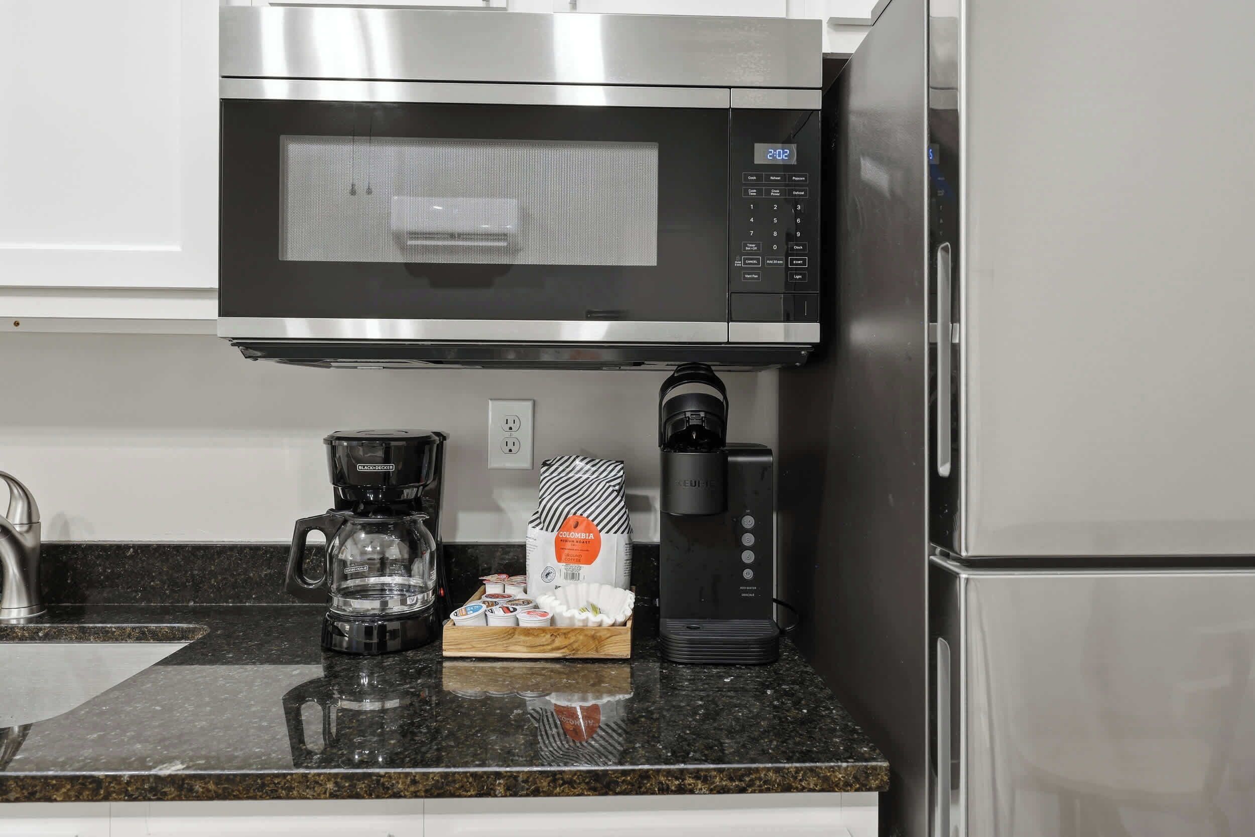 Coffee/tea maker, cookware/dishes/utensils