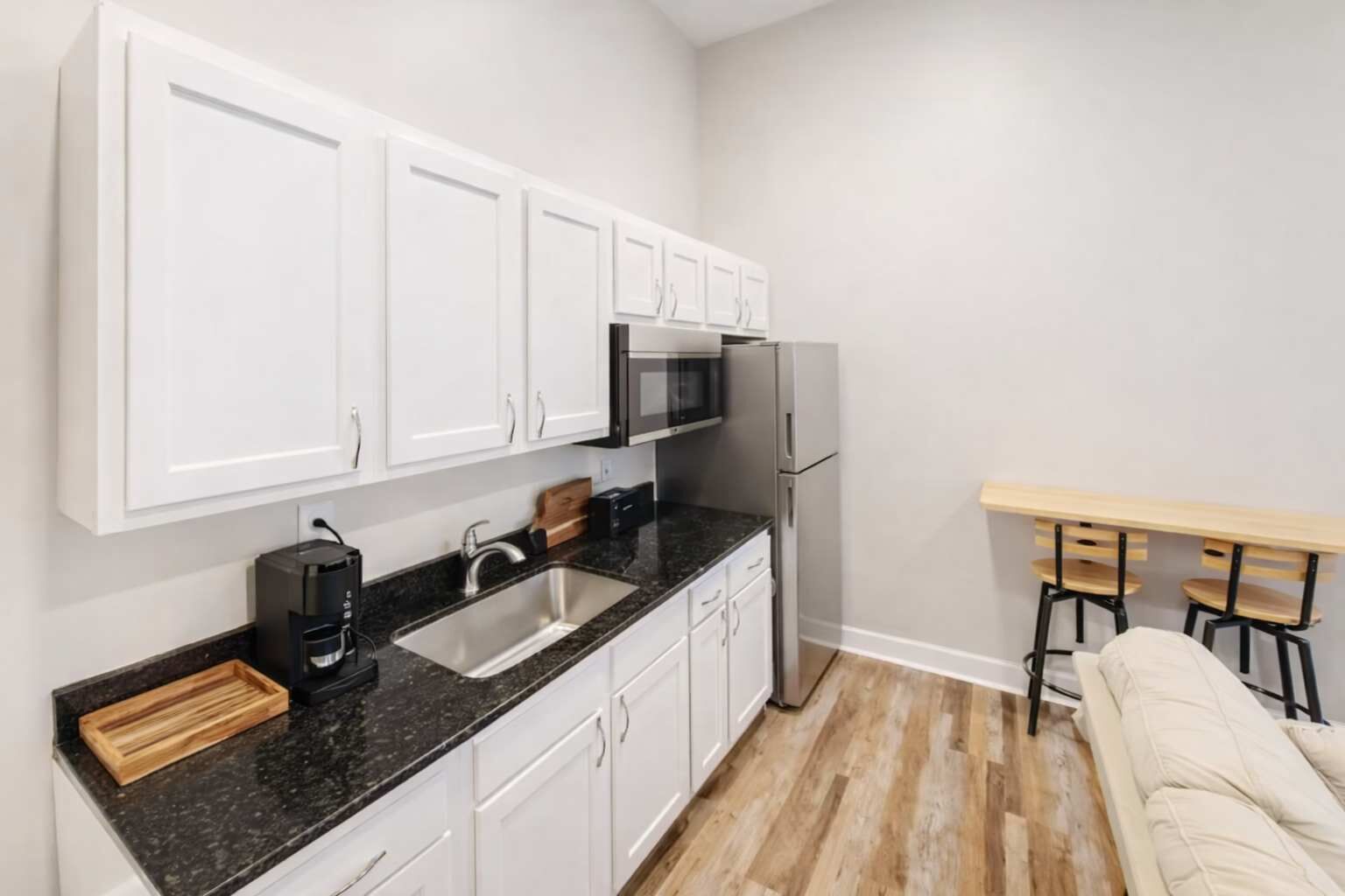 Cafetera o tetera y utensilios de cocina