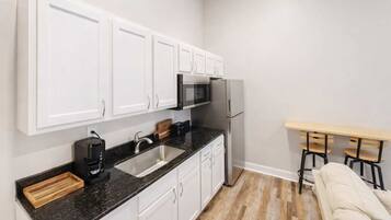 Cafetera o tetera y utensilios de cocina