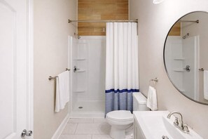 Ducha, secador de pelo, toallas y champú