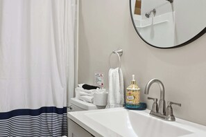 Doccia, asciugacapelli, asciugamani, shampoo