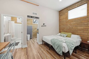 6 bedrooms, WiFi, bed sheets
