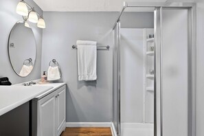 Shower, hair dryer, shampoo - Relaxing & spacious home near Shelby Park District (Louisville)