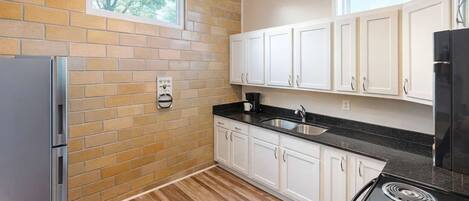 Cafetière/bouilloire, batterie de cuisine, vaisselle et ustensiles