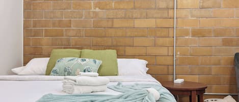 1 habitación, tabla de planchar con plancha, wifi y ropa de cama