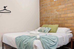 1 habitación, tabla de planchar con plancha, wifi y ropa de cama 