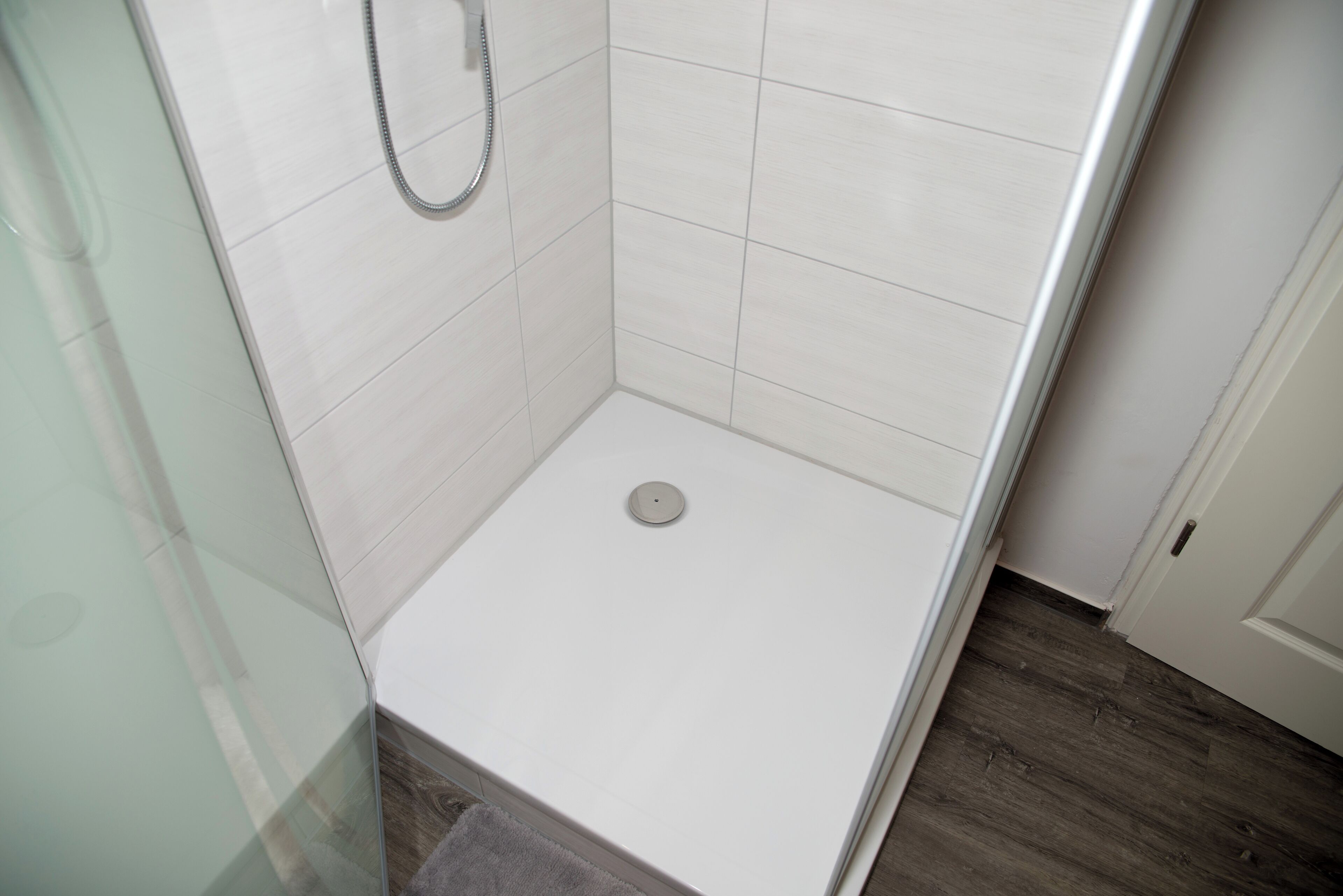 Haartrockner, Handtücher, Seife, Toilettenpapier