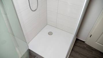 Haartrockner, Handtücher, Seife, Toilettenpapier