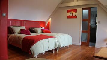 Een strijkplank/strijkijzer, wifi, beddengoed