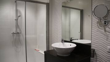 Douche, sĂšche-cheveux, serviettes fournies, savon
