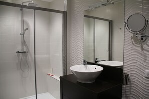 Douche, sèche-cheveux, serviettes fournies, savon