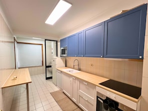 Fridge, microwave, oven, stovetop - Vila Beach Apartment 2 (Vila do Conde)