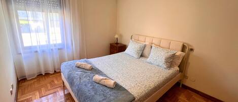 2 chambres, fer et planche à repasser, accès Internet, draps fournis