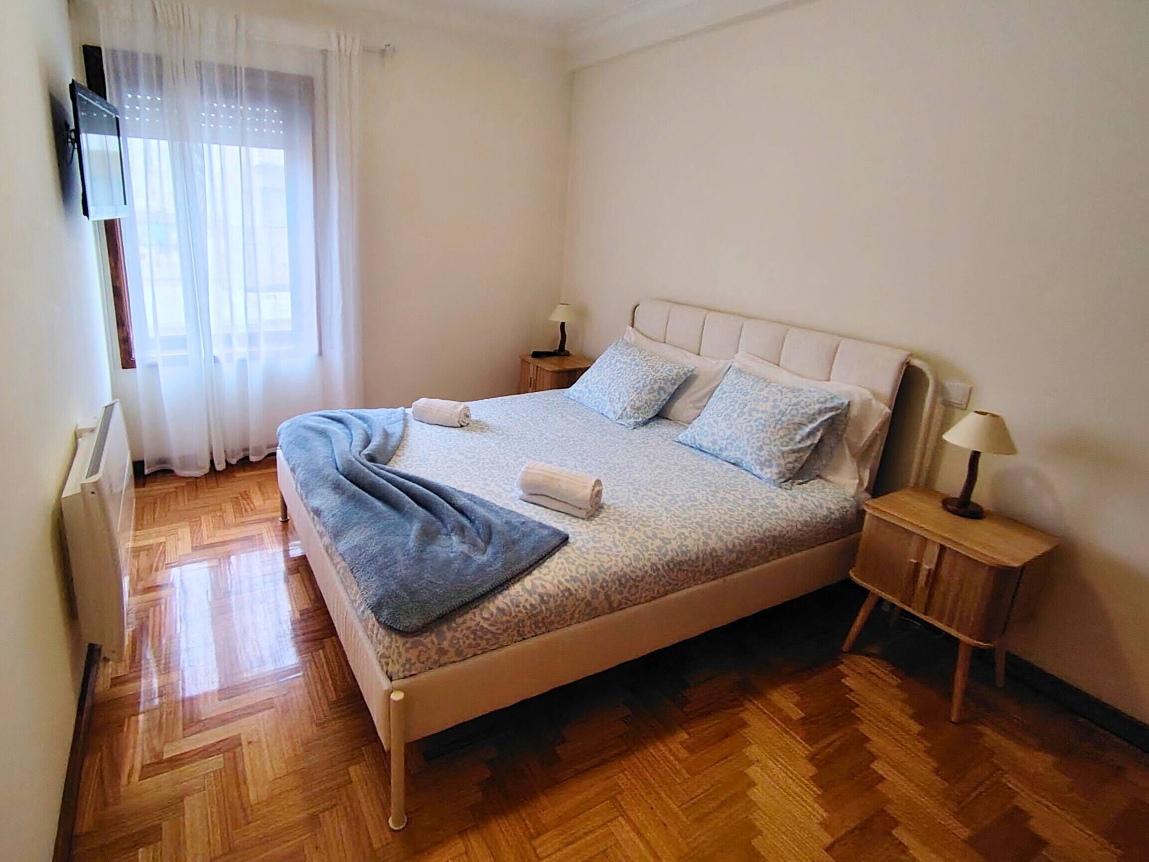 2 bedrooms, iron/ironing board, Internet, bed sheets