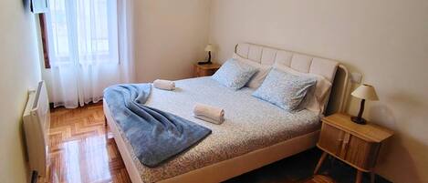 2 bedrooms, iron/ironing board, Internet, bed sheets
