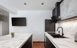 Family Suite, Balcony | Private kitchen | Full-sized fridge, microwave, oven, stovetop - Glyfada Lux Olive Suites - Aura & Glow  (Glyfada)