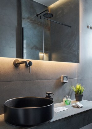 Suite Familiale, balcon | Salle de bain