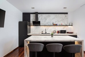Familien-Suite, Balkon | Essbereich im Zimmer