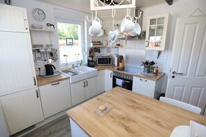 Microwave, oven, stovetop, dishwasher - Cozy vacation home Alte Dorfschule (Krummhörn)