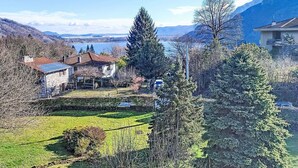 Un quartier résidentiel avec des maisons, une pelouse verdoyante et un lac en arrière-plan.