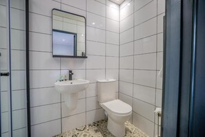 Classic Double Room | Bathroom | Shower, free toiletries, hair dryer, towels - The Righ (Oban)