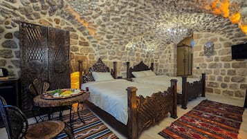 Habitación triple Confort | Minibar, escritorio, espacio para trabajar con laptop y wifi gratis