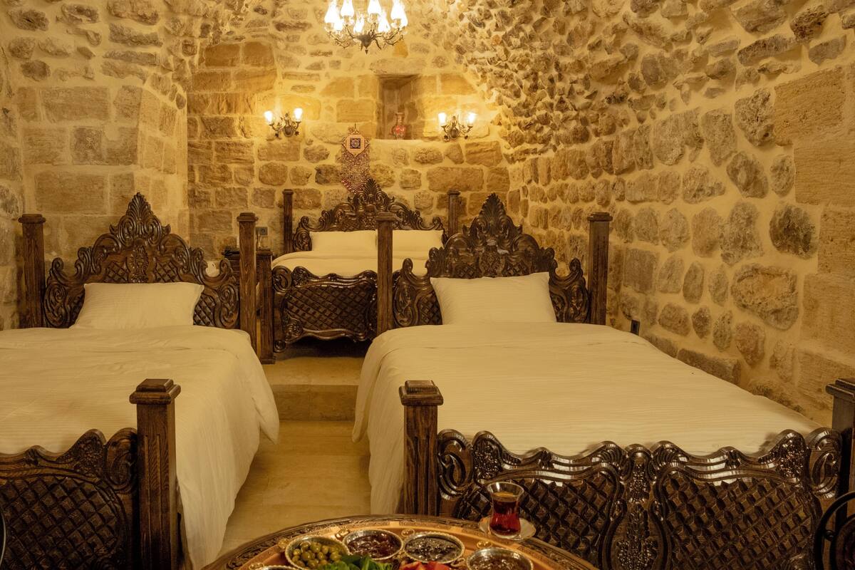 Comfort-Vierbettzimmer | Schreibtisch, laptopgeeigneter Arbeitsplatz, kostenloses WLAN