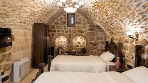 Schreibtisch, laptopgeeigneter Arbeitsplatz, kostenloses WLAN