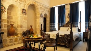 Minibar, escritorio, espacio para trabajar con laptop y wifi gratis 