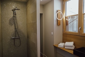 Haartrockner, Handtücher, Seife, Shampoo