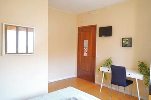 Room - Spacious 6-bedroom apartment in peaceful Venezia with AC (Venezia)