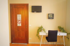 Unclassified image, 4 of 6, button - Spacious 6-bedroom apartment in peaceful Venezia with AC (Venezia)