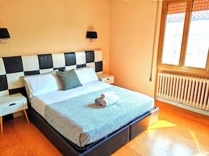 Unclassified image, 2 of 6, button - Spacious 6-bedroom apartment in peaceful Venezia with AC (Venezia)