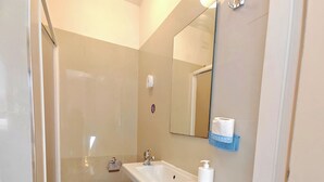 Douche, sèche-cheveux, serviettes fournies, savon