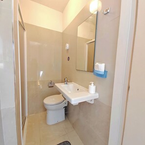 Unclassified image, 3 of 6, button - Spacious 6-bedroom apartment in peaceful Venezia with AC (Venezia)