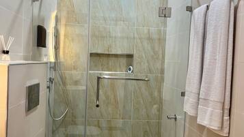 Hårtork, tofflor, handdukar och tvål