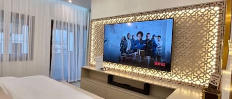 Luxury Studio | Desk, laptop workspace, iron/ironing board, free WiFi