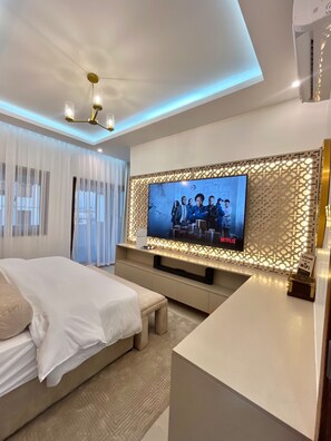 Luxury Studio | Desk, laptop workspace, iron/ironing board, free WiFi