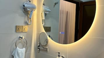 Secador de pelo, zapatillas, toallas y jabón