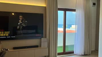 Escritorio y espacio para trabajar con un portátil