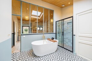 Shower, toilet paper - Spacious House, Garden, Beach within walking distance (Saint-Pierre-d'Oléron)