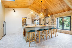 Fridge, microwave, oven, stovetop - Spacious House, Garden, Beach within walking distance (Saint-Pierre-d'Oléron)